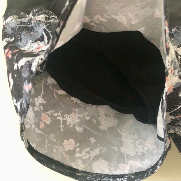 Lululemon Run Times Short II in Spring Bloom Multi Black Size 8 - Picture 9 of 11